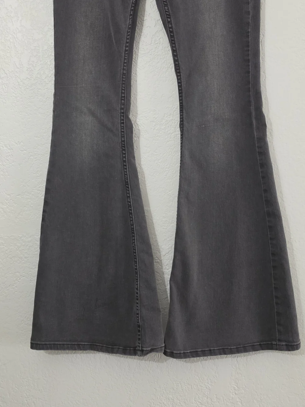 Free People Gummy Pull On Flare Leg Jeans Washed Black Low Rise Womens 26 S